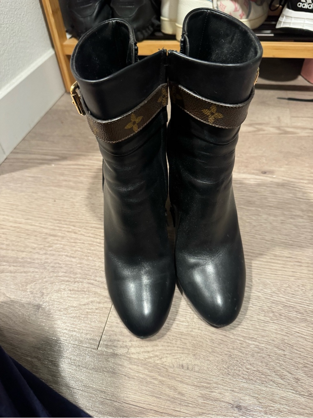 Authentic Louis Vuitton Black Leather Women's Ankle Boot with Monogram Accent - Picture 2 of 6